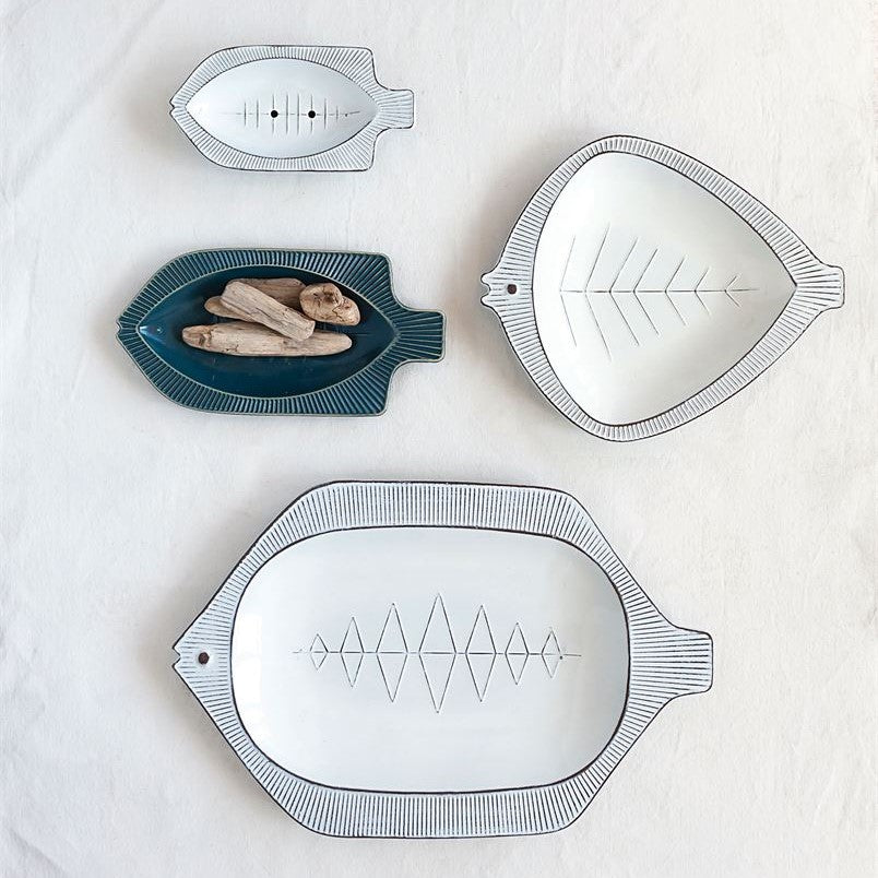 Decorative Embossed Metal Fish Tray, White (Hangs or Sits)