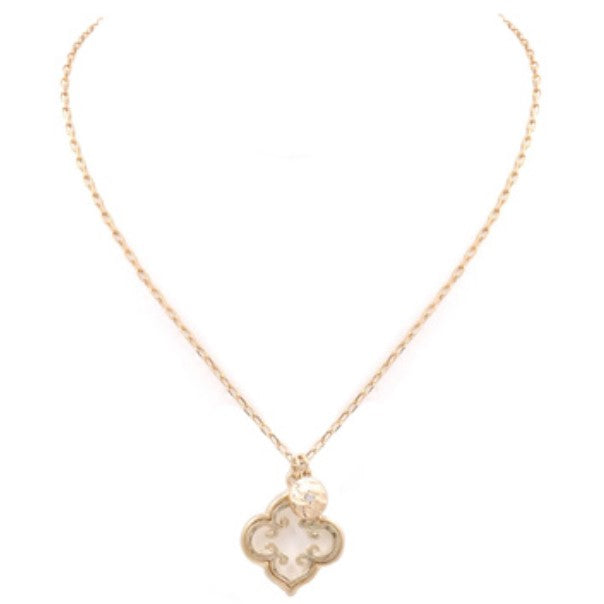 Hammered Metal Quatrefoil Cutout Charm Necklace (gold)