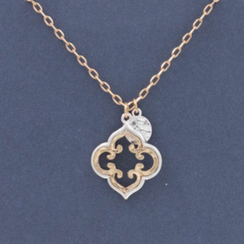 Hammered Metal Quatrefoil Cutout Charm Necklace (gold)